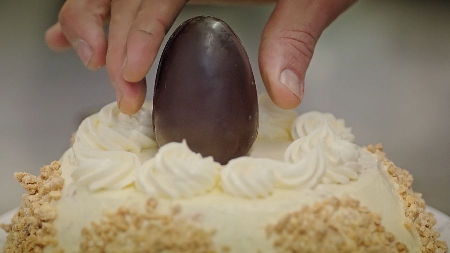 Una mona de Pasqua amb un ou de xocolata a 'La Recepta Perduda'