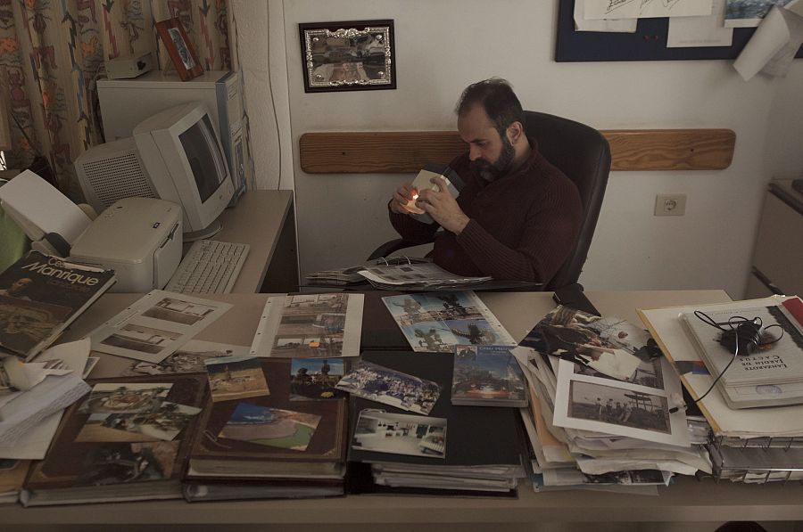 Miguel G Morales investigando un archivo fotográfico