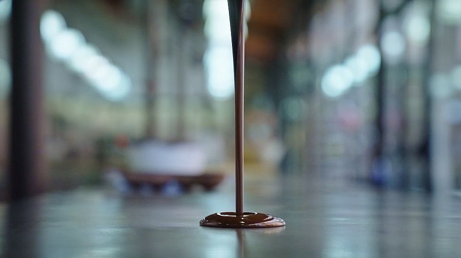 Raig de xocolata desfeta per fer creacions pastisseres a 'La Recepta Perduda'