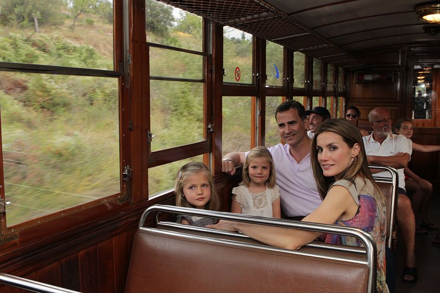 La familia real, de excursión en el tren de Sóller