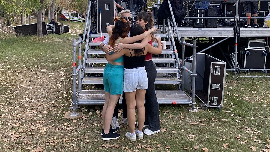 Jordana B se funde en un abrazo antes de subir al escenario