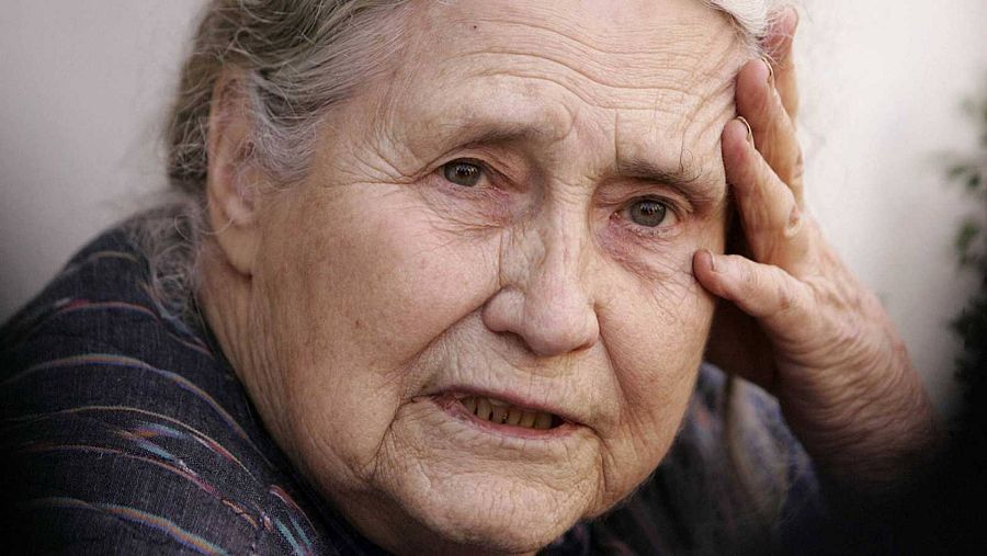 Primer plano de la cara de la escritora Doris Lessing, apoyada sobre su mano