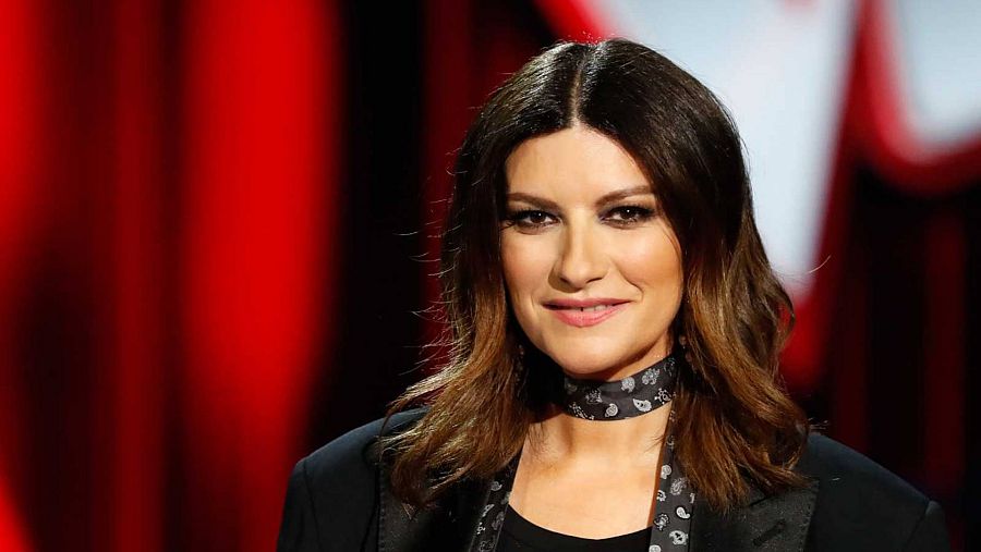 Laura Pausini sonríe a cámara sobre un fondo desenfocado