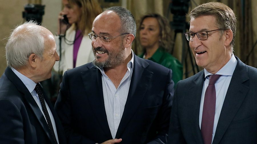 El presidente del PP, Alberto Núñez Feijóo, junto al expresidente de la Generalitat, el socialista José Montilla, y el presidente del PPC, Alejandro Fernández, este miércoles