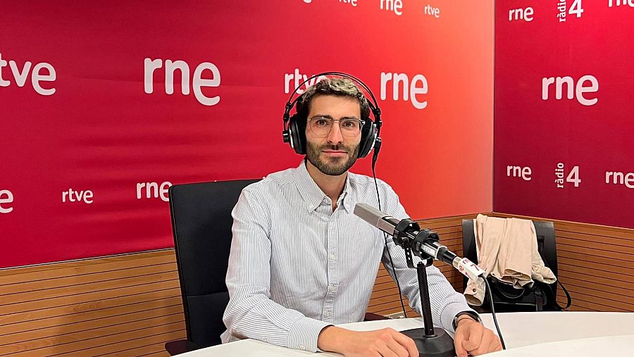 Josep Riera Monroig, dermatólogo, en un estudio de RNE