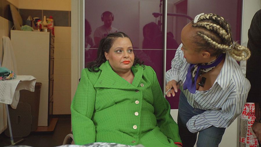 La diseñadora Sakina M'sa maquiulla a la modelo Hasna