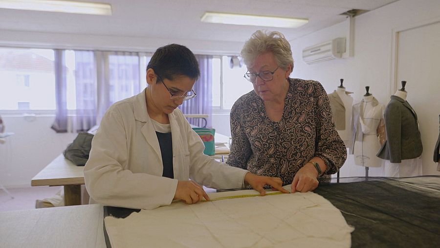 Nicole Yao-Bess, costurera de Chanel con aprendiz en taller