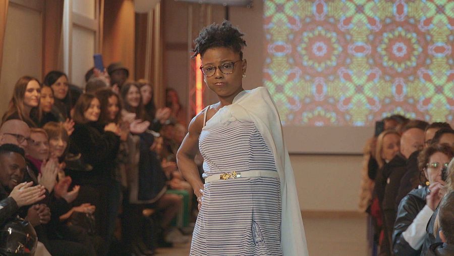 Ludivine desfila con un vestido adaptado a su discapacidad