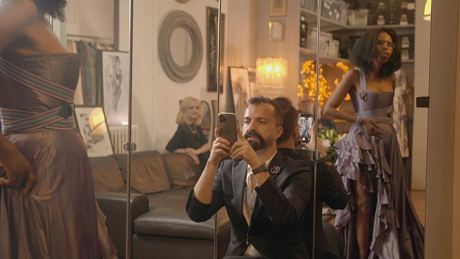 El modisto Julien Fournié prueba a Jacqueline un vestido