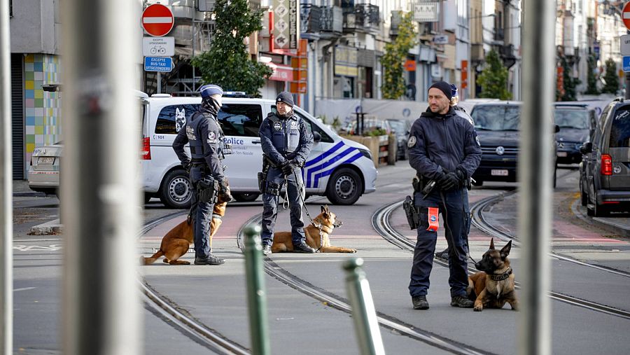 Vista del lugar del atentado en Bruselas, donde un hombre atentó contra dos seguidores de la selección de fútbol de Suecia