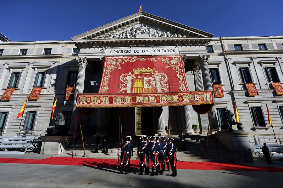 El Congreso de los Diputados engalanado con el tradicional baldaquino, un enorme dosel bordado