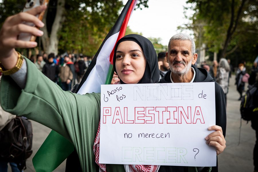 Una mujer sostiene un cartel durante la manifestación en Madrid