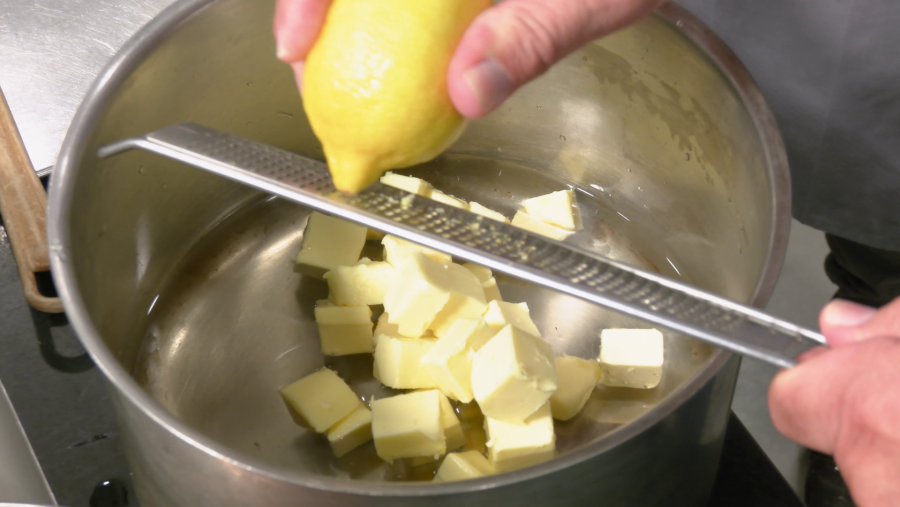 En una cacerola hervir agua, mantequilla, ralladura de limón y un chorro de ron