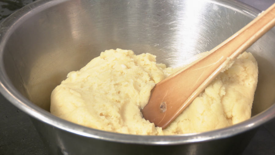 Cuando este todo integrado y se haya hecho una especie de pasta, se pasa a un bol