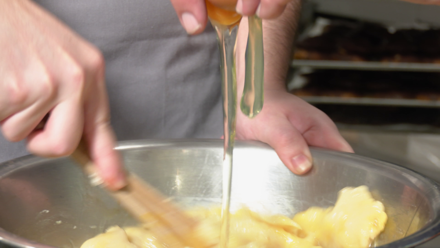 Añadir los huevos sin dejar de remover