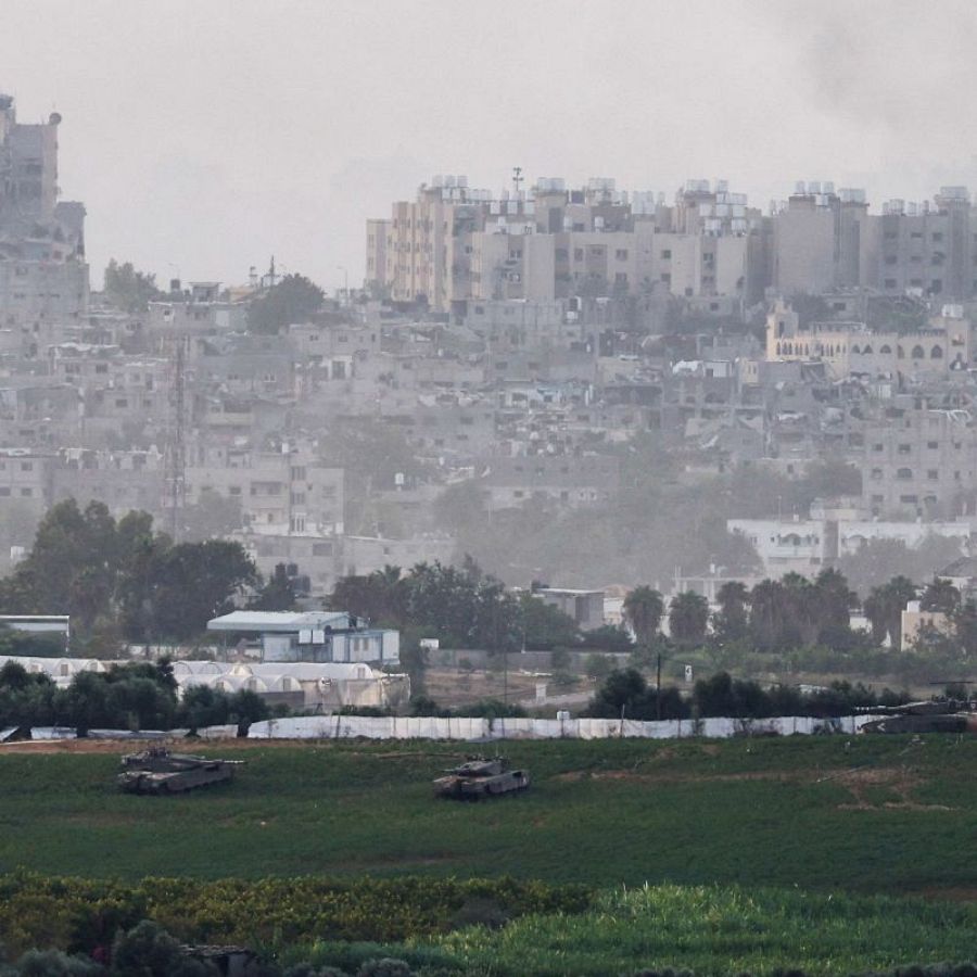 Tanque israelíes en el interior de Gaza, vistos desde Israel, el 29 de octubre.