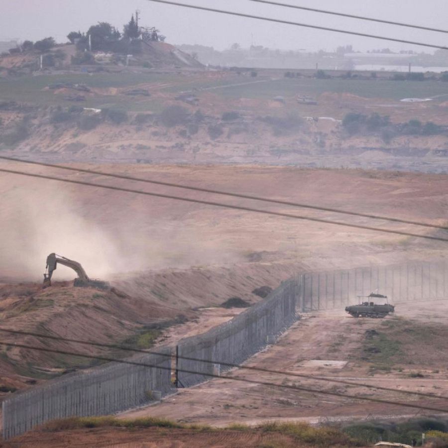 Buldóceres y tanques del Ejército israelí cruzando la frontera de Gaza, el 29 de octubre.