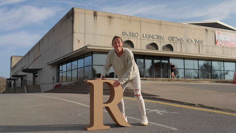 Laia Palau amb agafant la R de cartró de 'Planeta R'