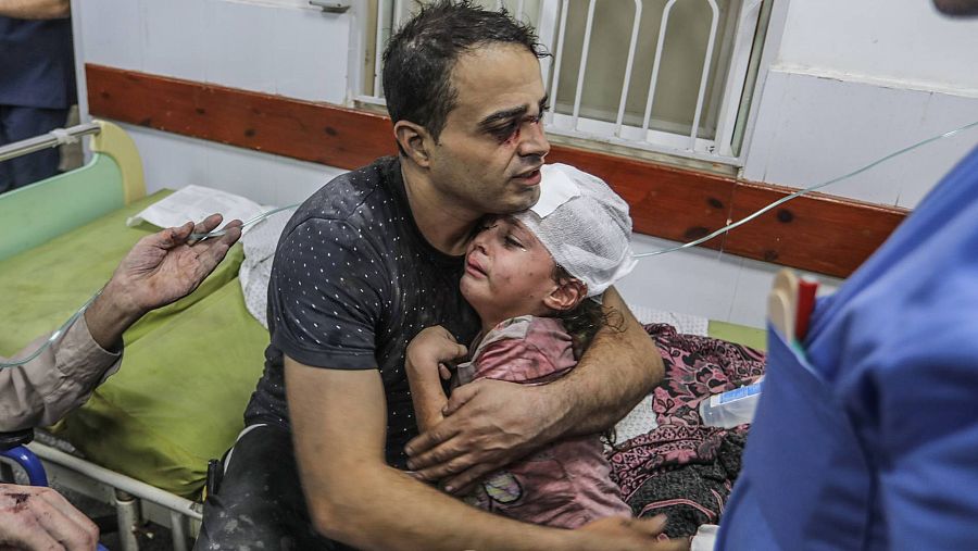 Un hombre abraza a su hija en el hospital de Al-Najjar, en Ráfah (sur de la Franja de Gaza), ambos heridos tras un bombardeo israelí. Foto: Abed Rahim Khatib/dpa