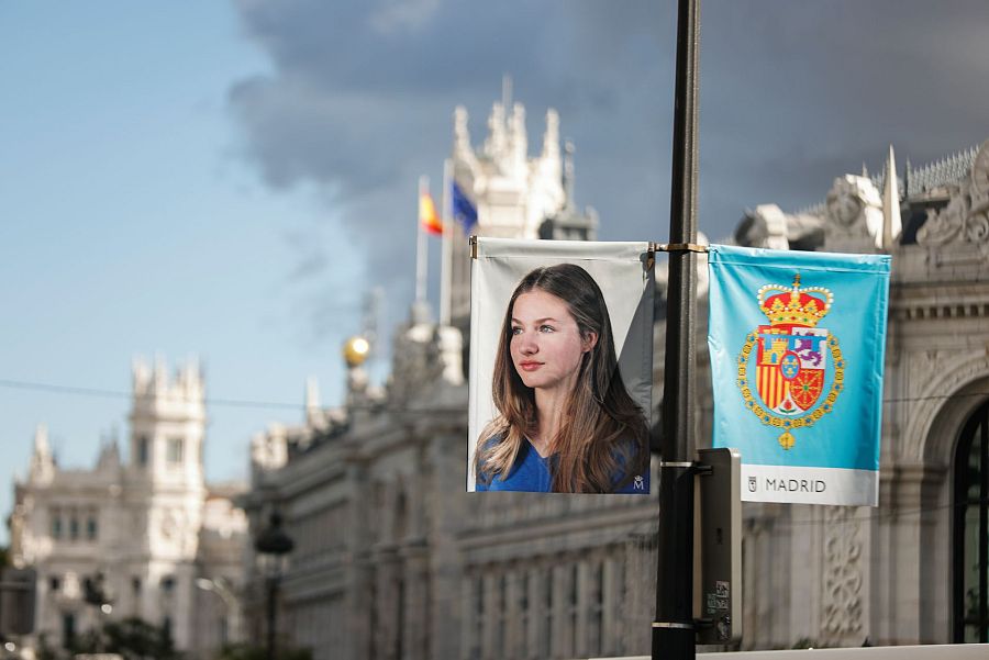 Detalle de unas banderolas con la imagen de la princesa Leonor y el escudo de armas de la princesa de Asturias