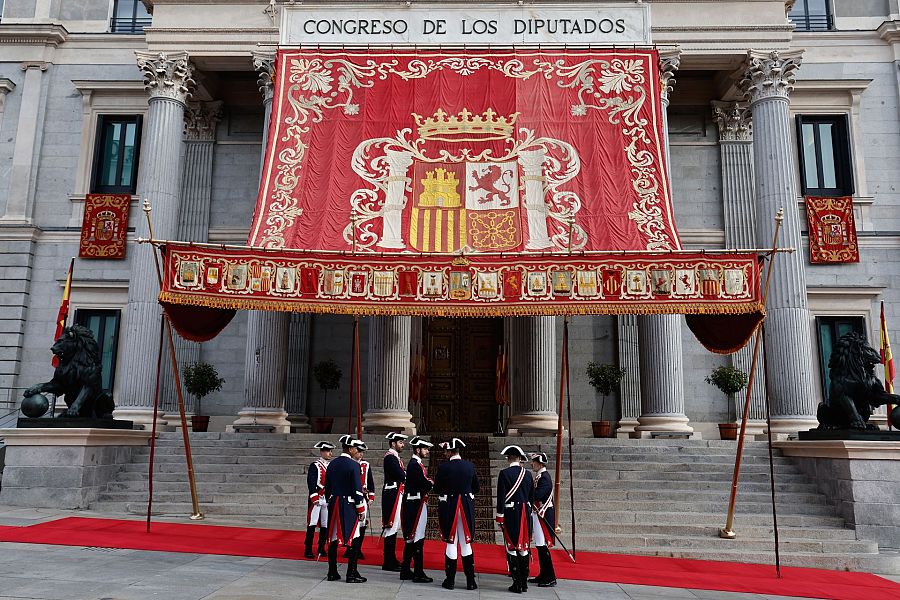 Varios guardias reales conversan a las puertas del Congreso de los Diputados
