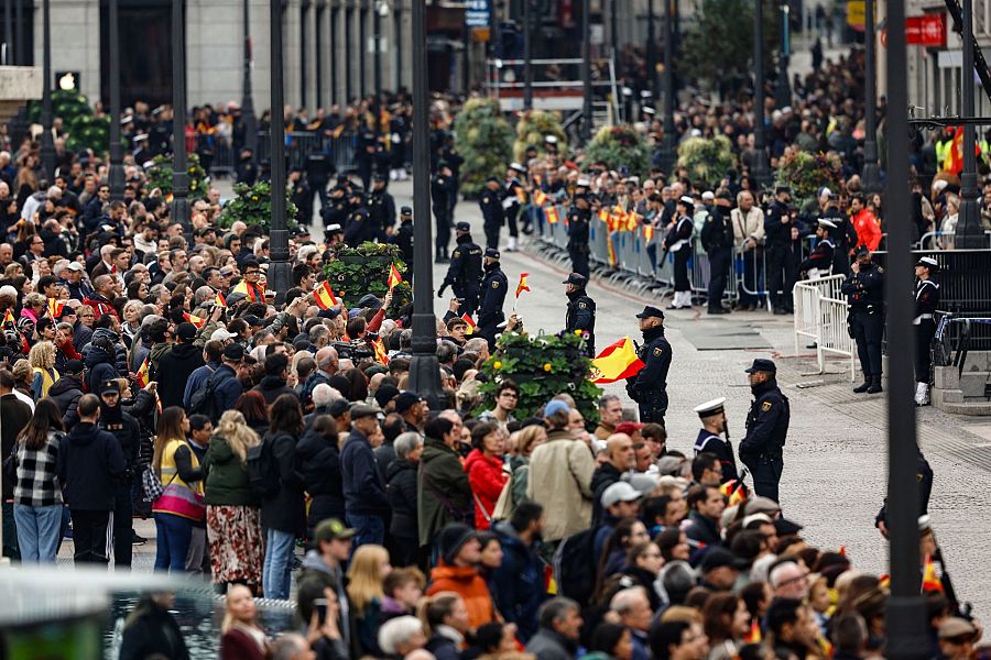 Una multitud de ciudadanos aguardan en Sol para ver pasar la comitiva real