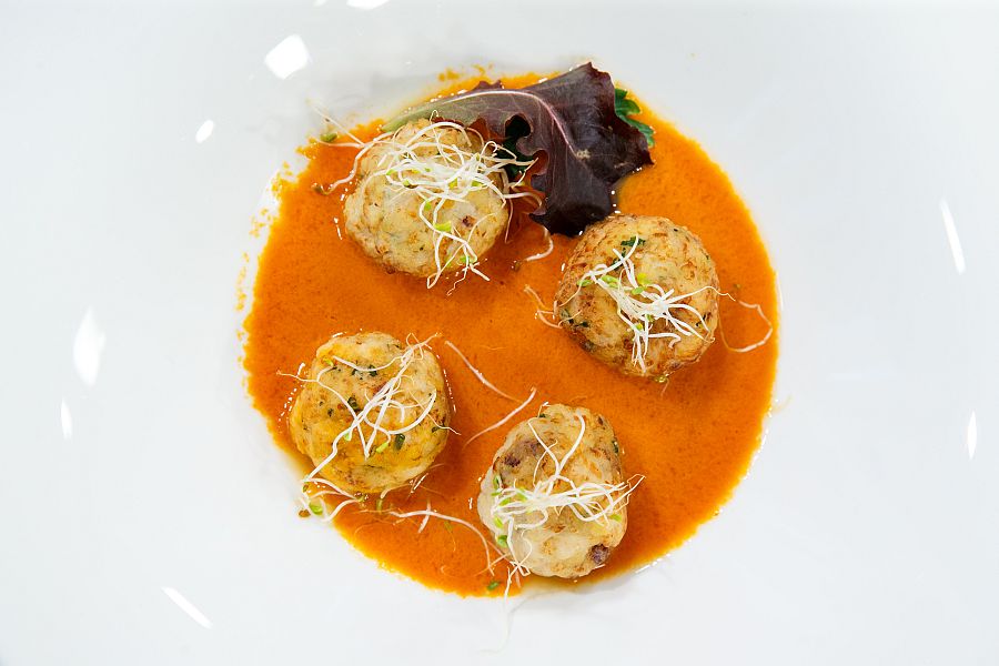 Albóndigas de pollo y dátiles en salsa de tomate