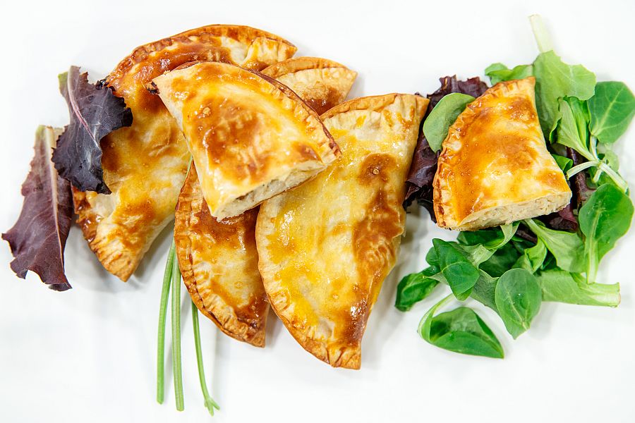 Empanadillas cremosas de pollo asado