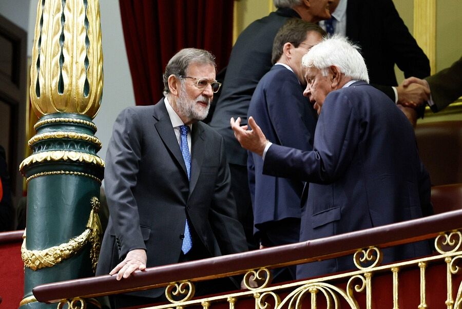 Mariano Rajoy y Felipe González conversan en el Congreso de los Diputados momentos antes de que comience el acto de jura de la Constitución