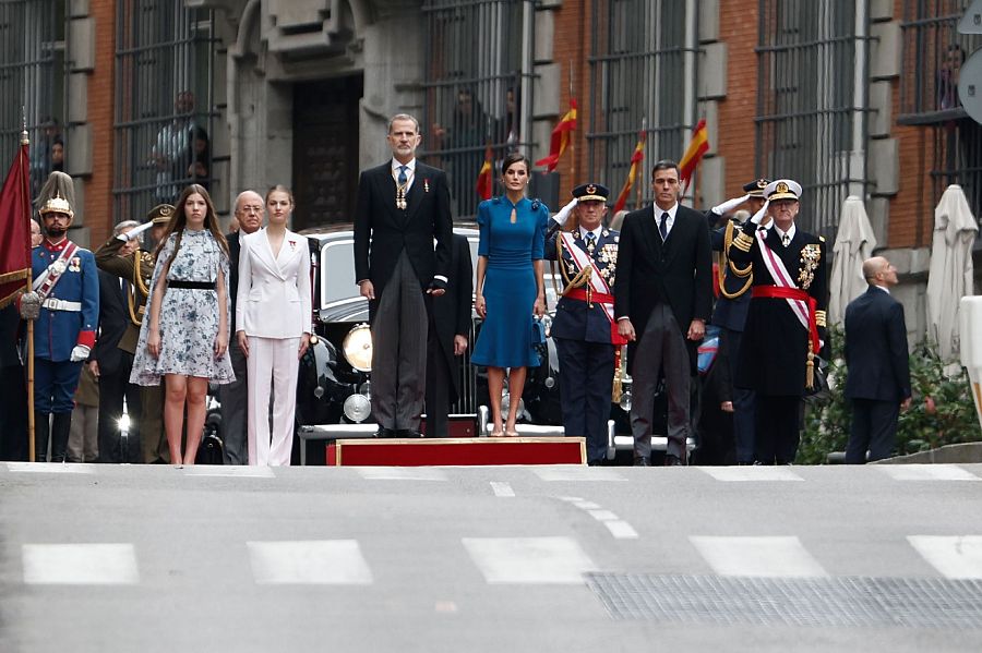 La Familia Real, acompañada del presidente del Gobierno en funciones, escuchan el himno nacional a su llegada al Congreso