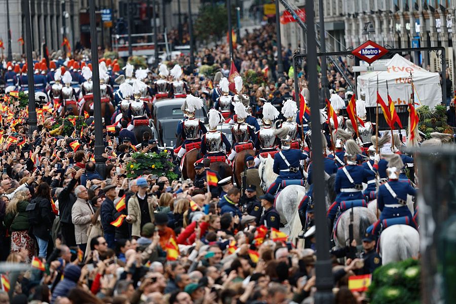 Comitiva real escoltada por la Guardia Real Motorizada en su trayecto hacia el Congreso