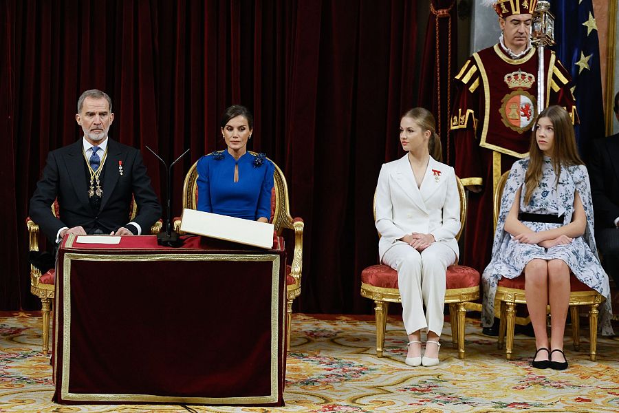 Los reyes de España, Felipe VI y Letizia, la princesa Leonor y la infanta Sofía, en la ceremonia de jura de la Constitución