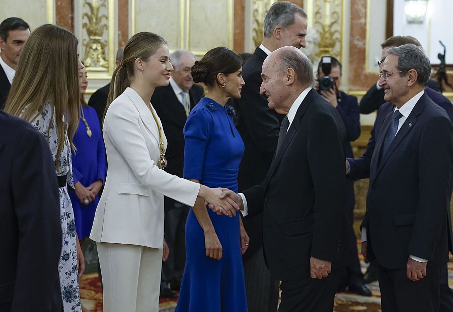 La princesa Leonor saluda a Miquel Roca, uno de los padres de la Constitución
