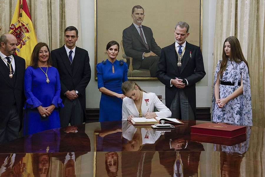 La princesa Leonor firma el libro de honor del Congreso