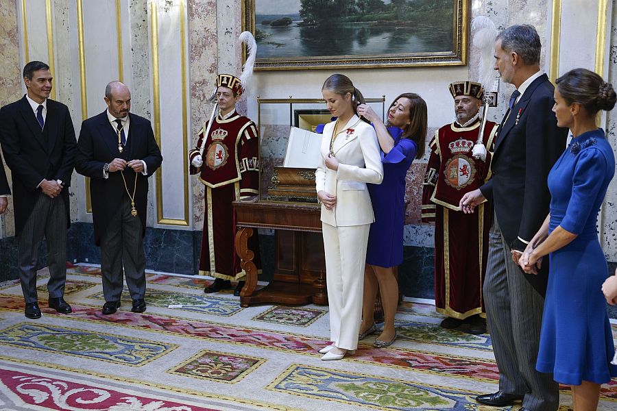 La presidenta del Congreso, Francina Armengol, impone la Medalla del Congreso a la princesa Leonor