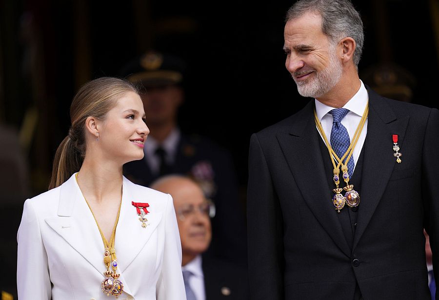 El rey Felipe VI y la princesa Leonor se miran con complicidad a la salida del Congreso tras la jura de la Constitución