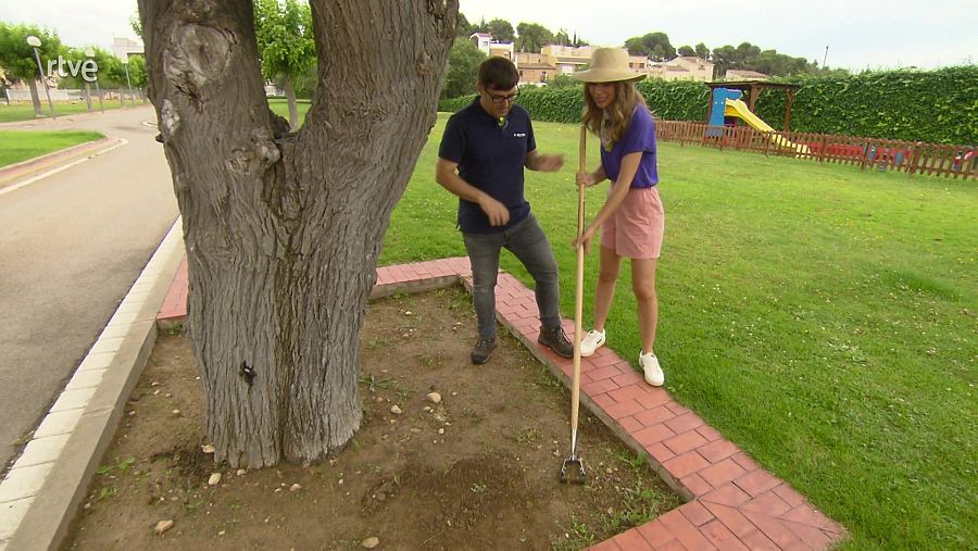Pablo Lodeiro, comercial de l'empresa Bellota, i María Gómez amb una binadora