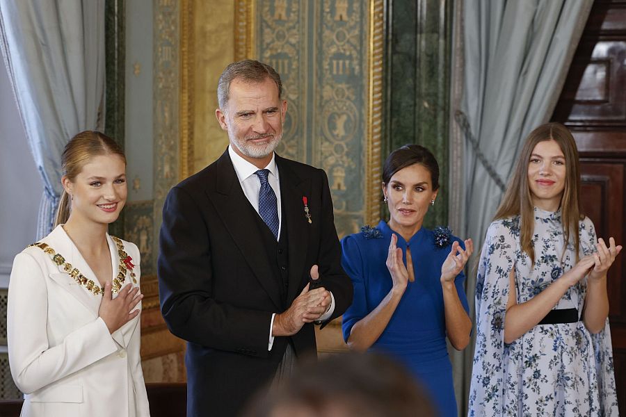 La princesa Leonor recibe el aplauso de sus padres, su hermana y el resto de asistentes después de que el rey le haya impuesto el Collar de la Orden de Carlos III