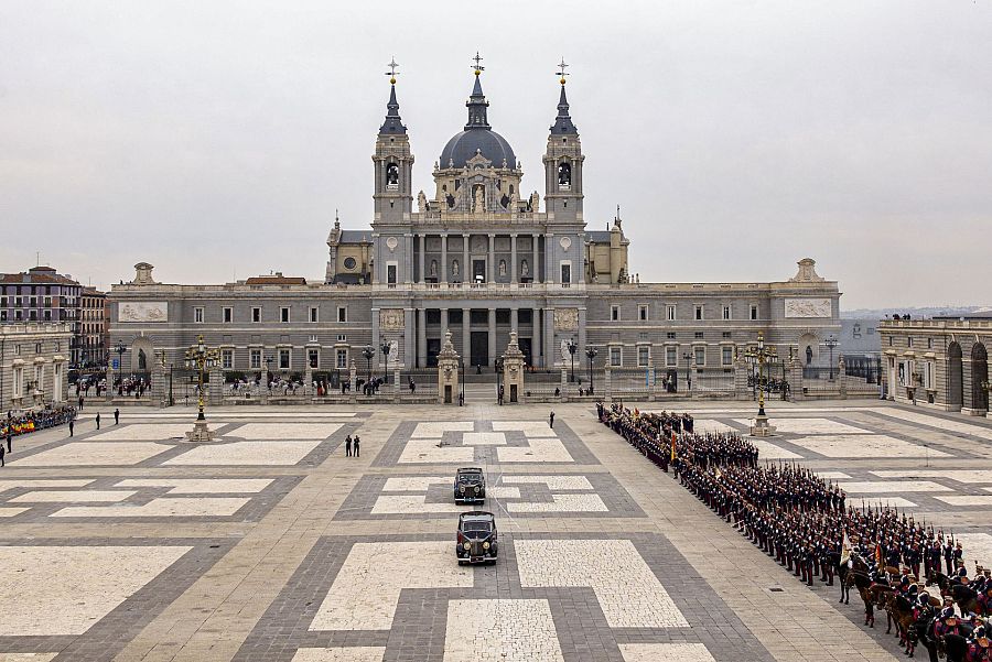 La Familia Real, a su llegada al Palacio Real a bordo de dos Rolls Royce Phamton IV