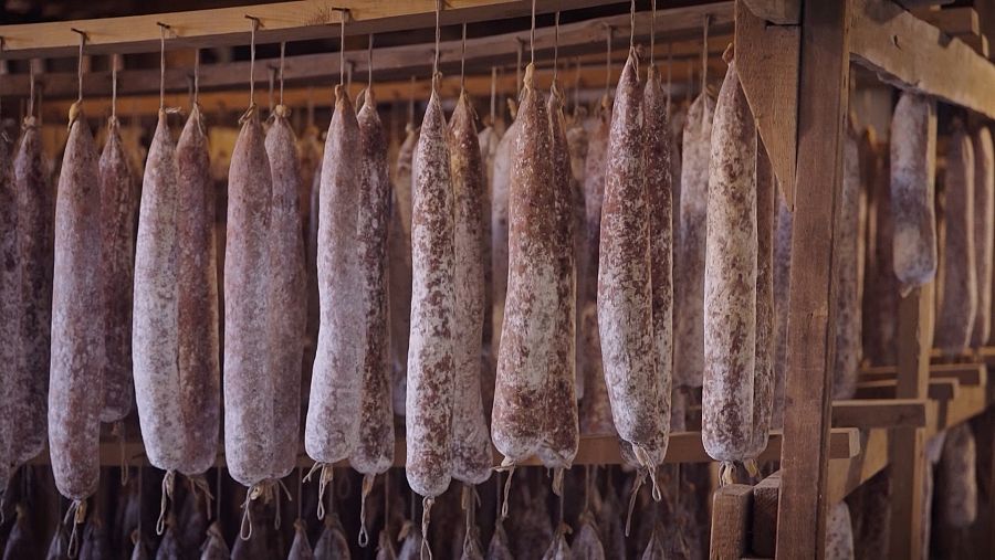 Conjunt de llonganisses penjades a l'assecador a Vic