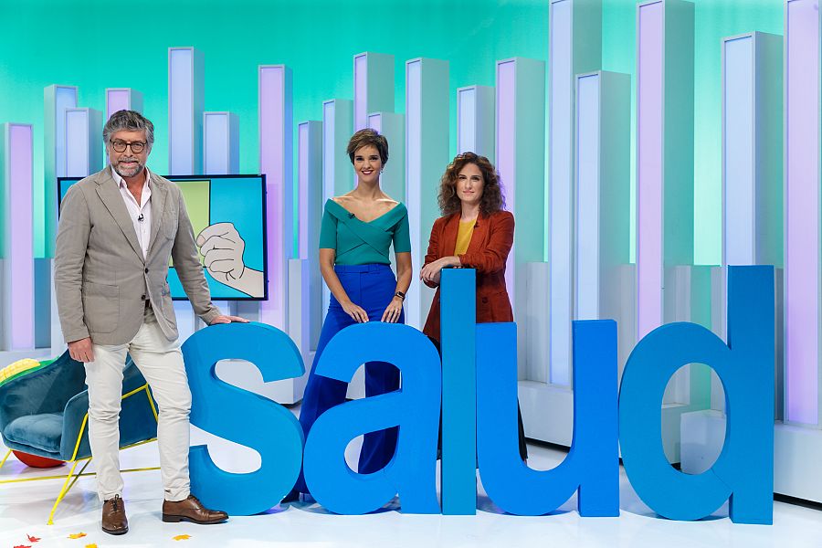 El especialista en medicina digestiva Gonzalo Guerra y la neurocientífica Nazareth Castellanos junto a la presentadora de Saber Vivir, Paula Sainz - Pardo