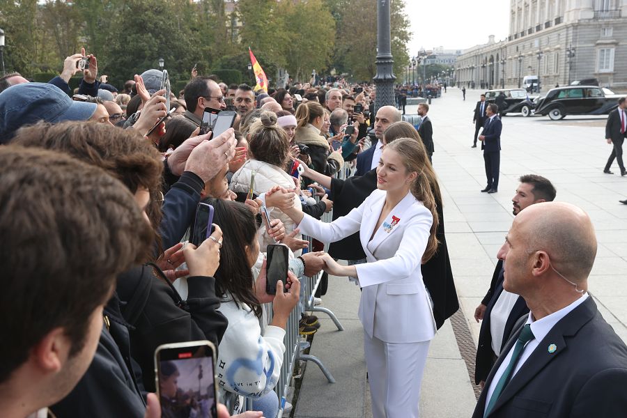La princesa Leonor saluda y se fotografía con las personas congregadas en la Plaza de Oriente de Madrid