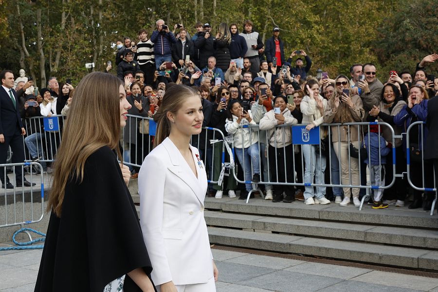 La princesa Leonor y la infanta Sofía miran a las decenas de personas que las esperaban en el exterior del Palacio Real