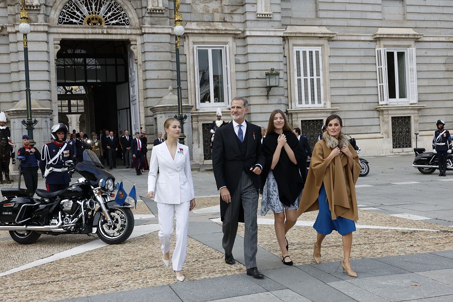 Los reyes Felipe VI y Letizia, la princesa Leonor y la infanta Sofía salen a la Plaza de Oriente tras el almuerzo en el Palacio Real