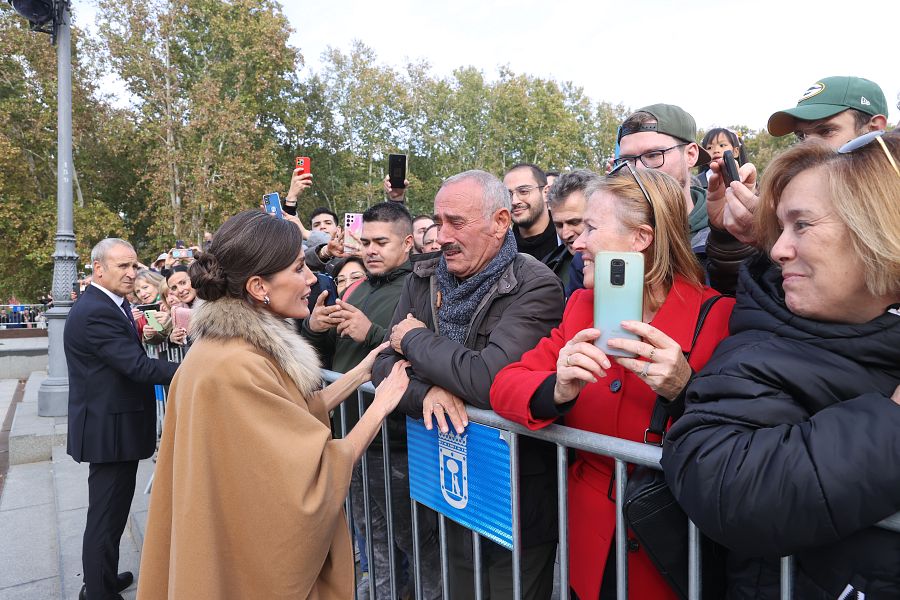 Letizia habla con un hombre emocionado