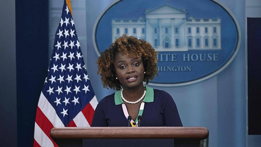 La secretaria de prensa de la Casa Blanca, Karine Jean-Pierre, durante la sesión informativa diaria en la Casa Blanca este martes