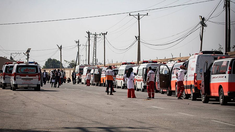Varias ambulancias con palestinos heridos llegan al paso fronterizo entre Egipto y Gaza
