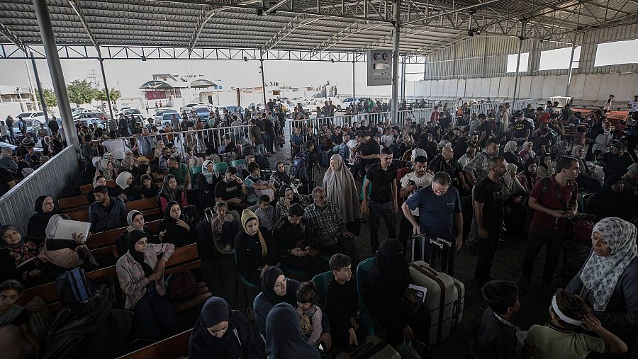 Palestinos esperan para cruzar a Egipto en el paso fronterizo de la Franja