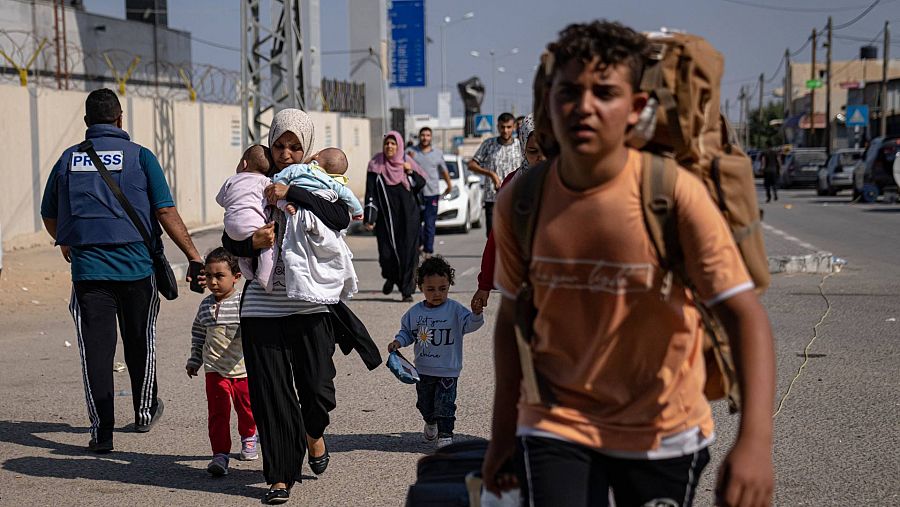 Familias se han aproximado al paso fronterizo para ser evacuadas a Egipto