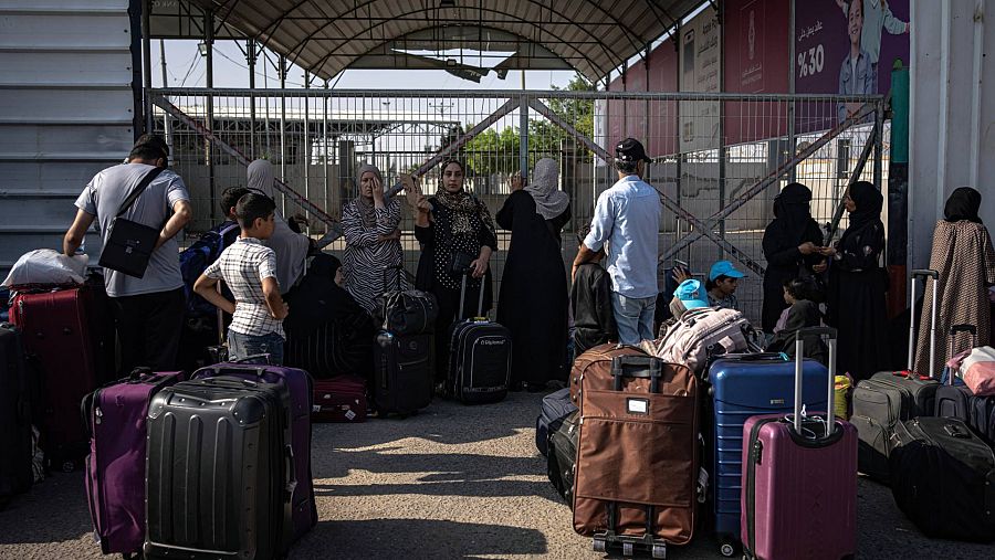 Palestinos esperan para cruzar a Egipto en Rafah, Franja de Gaza, el miércoles 1 de noviembre de 2023